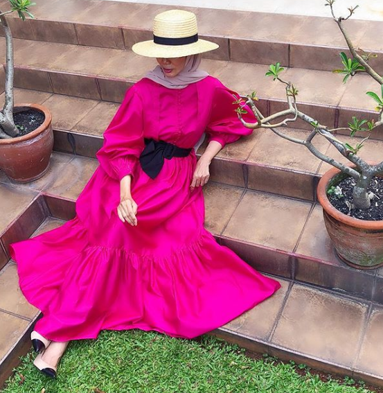 Tujuh Inspirasi OOTD Hijab Pakai Topi ala Okky Asokawati